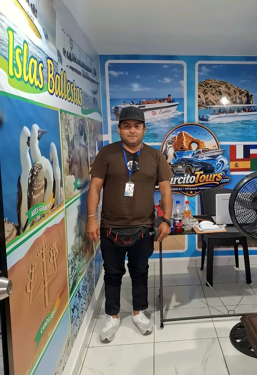 Jaircito en la agencia Jaircito Tours, Paracas